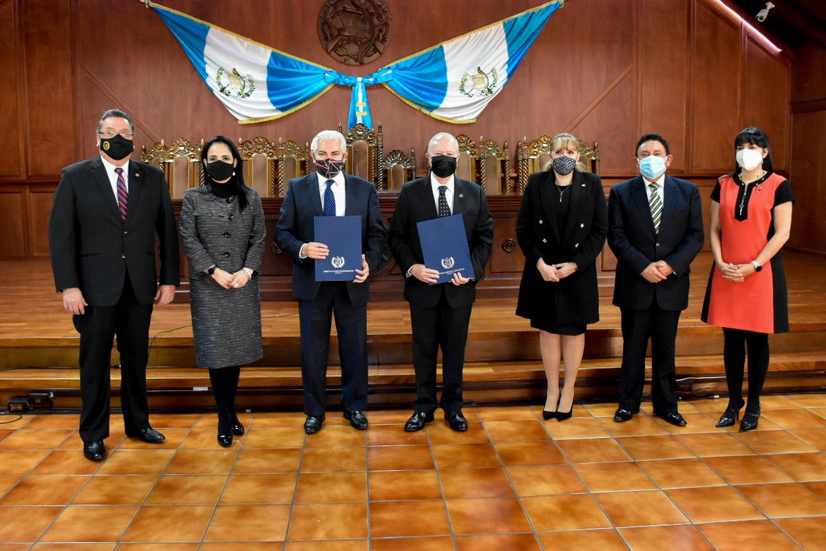 CC_Guatemala's tweet photo. La @CC_Guatemala suscribió un convenio con @guatevisible, por medio del cual se fortalecerá el quehacer del máximo Tribunal. 
#GaranteDelOrdenConstiucionalDeGuatemala https://t.co/8r6n9XWlJV