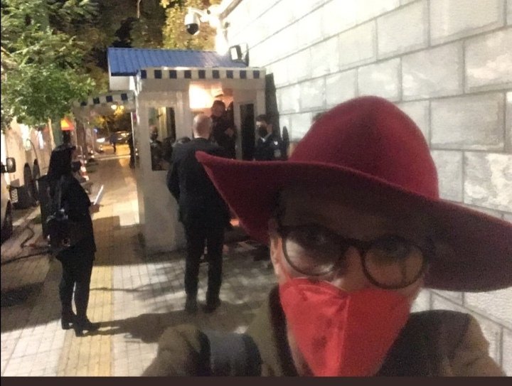 Θρασύτατη Ολλανδή δημοσιογράφος μπήκε με κόκκινο καπέλο, κόκκινη μάσκα, κόκκινο μυαλό κ εξήλθε με  κόκκινο σβέρκο από τις "φάπες" του Έλληνα Πρωθυπουργού. #επικος_Μητσοτακης #Μητσοτακης