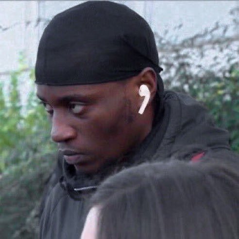 madnssxo's tweet photo. me in public:                     my headphones: https://t.co/YVCojUO0GE
