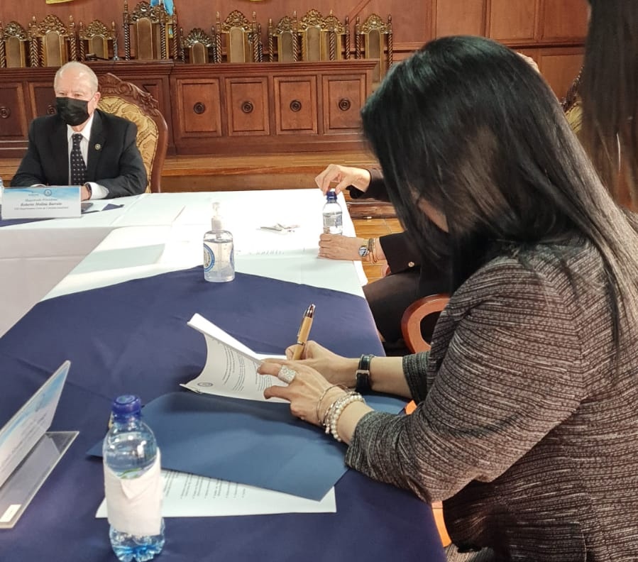 guatevisible's tweet photo. #CCVisible

El Presidente de la @CC_Guatemala, Roberto Molina Barreto, y el Presidente de @GuateVisible, @jeskenasy, firman el convenio de cooperación.

Magistrados y miembros del equipo de Guatemala Visible firman el convenio como testigos de honor. https://t.co/9CyrisaJDd