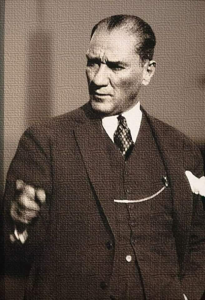 madamecurry's tweet photo. Biz, O'nun gövdesine tapan bir putperest değil, ölmez eserine ve mânasına bağlı bir şuuruz. Çünkü O, kendi vücuduyla beraber kaybolacak fâni bir milletin değil, kendi mânasıyla beraber yaşayacak ebedi bir milletin yaratıcısıdır.

Peyami SAFA

#10Kasım #Atatürkölümsüzdür https://t.co/8bzWUJQydm