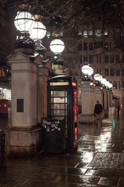 GioiaAlushi23's tweet photo. La voglia che ho di mollare tutto e tutti e di partire per Londra da sola.#London #AwayfromHome #alone_night https://t.co/o6AufOIaS7