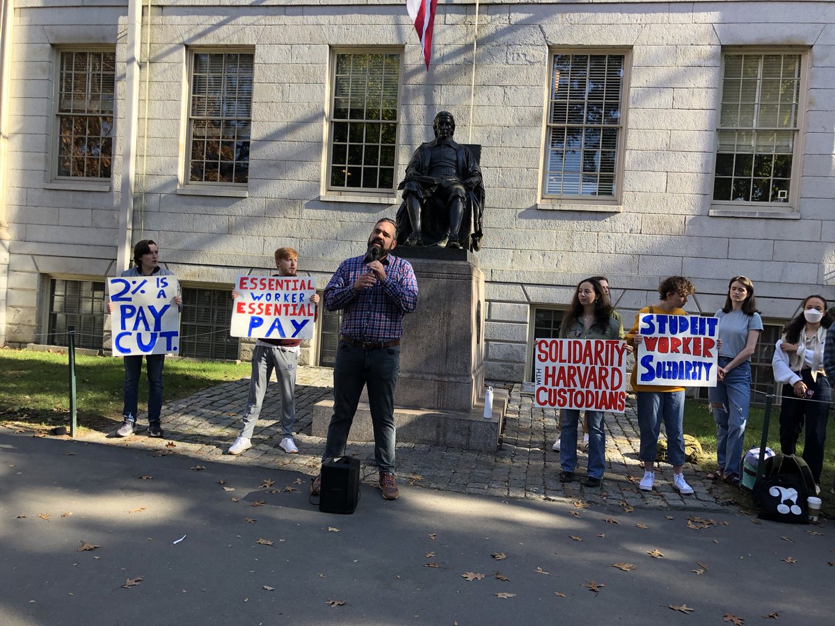 32BJSEIU's tweet photo. Thank you to @RepPressley and everyone else who supported @harvard workers today including @hgsuuaw @HUCTW @harvardslam @HCYDSA @MikeConnollyMA @VoteJivan @qzondervan @erika4rep https://t.co/kcuR3azDqO