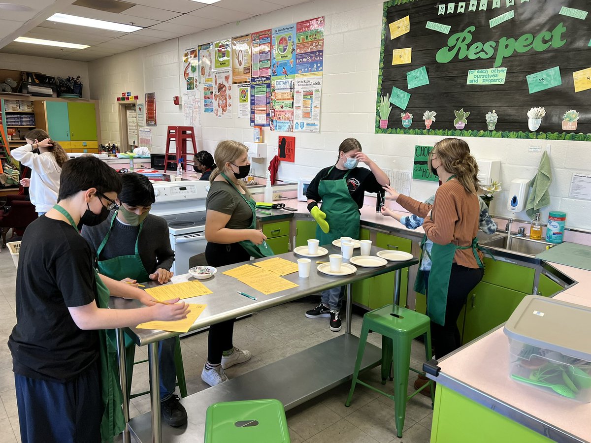 CorkranMSFACS's tweet photo. If you see any A day FACS students be sure to congratulate them on an amazing job on their first labs! https://t.co/RKqrdtXNYL