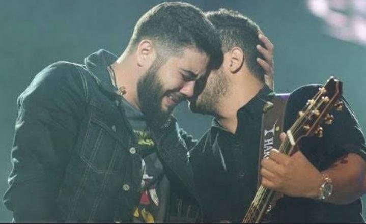 Piquena32591897's tweet photo. E eu só fico imaginando,quando #HENRIQUEEJULIANO cantar a música #semrede...em seu show.

-Agora não chega mais
Nenhuma notificação sua.
-Onde é que bloqueia a saudade
Que eu 'to sentindo da gente?🥺
Ah, como eu queria que o meu coração
Fosse um celular sem rede.🥺 #LutoMarilia https://t.co/i4qJ3lLLTh