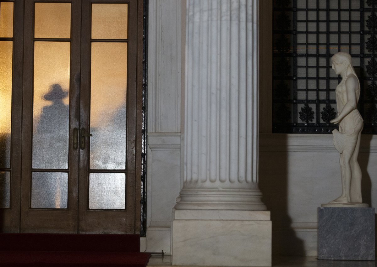 lolosmarios's tweet photo. Η σκιά της Ολλανδής δημοσιογράφου έπεσε βαριά στο Μαξίμου.
#ολλανδη https://t.co/pIdDQDSj2z
