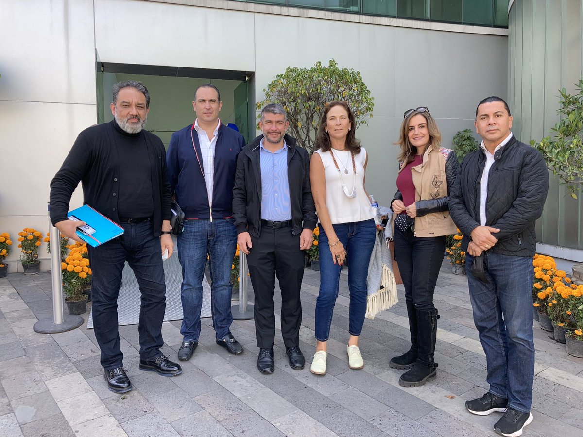 ObsSegCiudadana's tweet photo. Integrantes de la mesa directiva y vecinos @AlcaldiaMHmx sostuvieron una primera reunión con el Alcalde @mauriciotabe y la Comisionada de Seguridad Publica, derivando en un diálogo muy importante para solucionar, en coordinación, las problemáticas planteadas en esta demarcación. https://t.co/9UccgLr3Jk