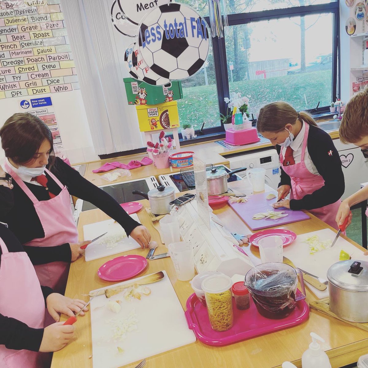 BraesHE's tweet photo. S1 making Italian Mince 😍 #BraesHE #BraesHWB #homeeconomics #homeec #practicalcookery #foodlessons #healthandwellbeing #skillsforlife #lifeskills #transferableskills #timemanagement #confidentlearners #organisationalskills #falkirkschools https://t.co/wQwxoQUZyp