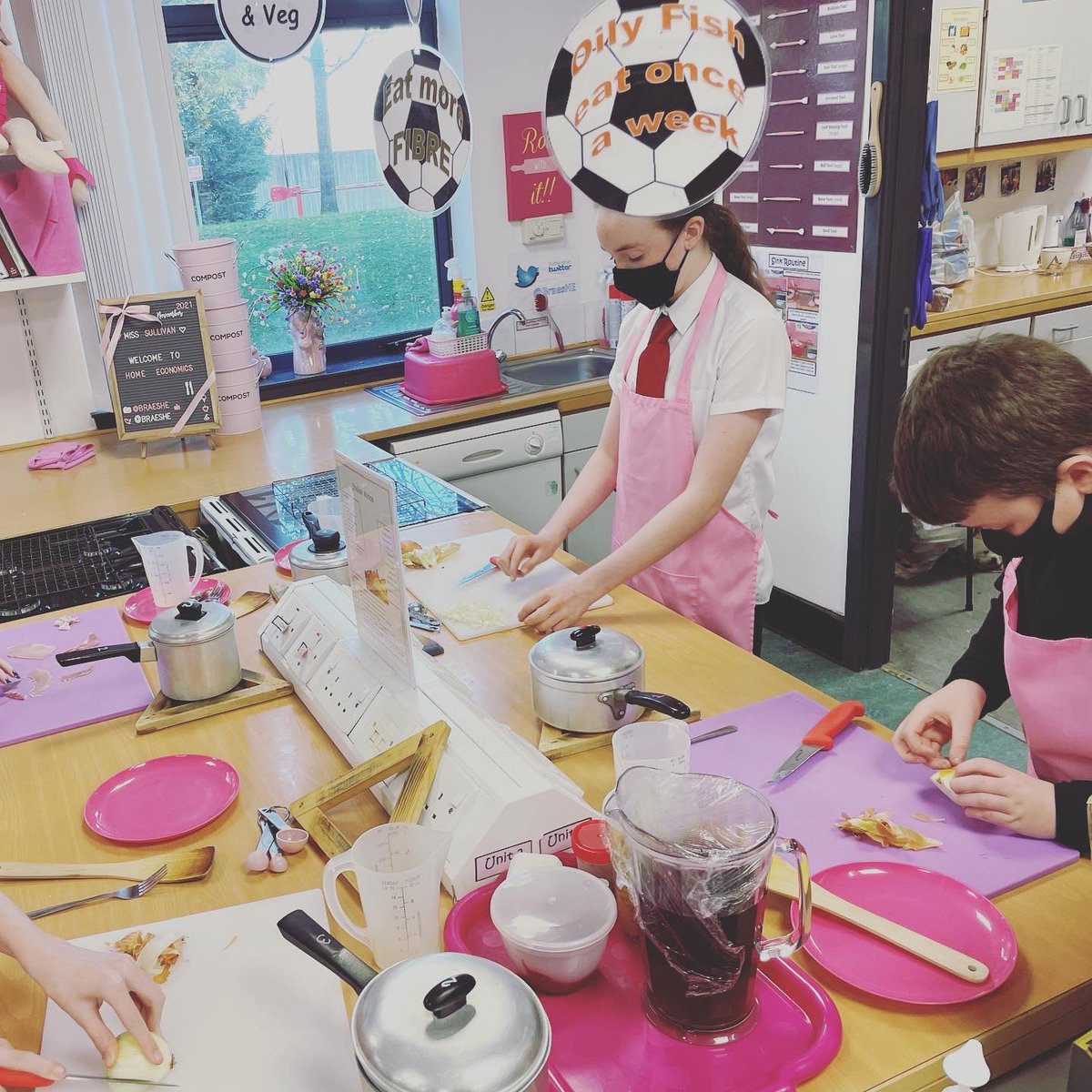 BraesHE's tweet photo. S1 making Italian Mince 😍 #BraesHE #BraesHWB #homeeconomics #homeec #practicalcookery #foodlessons #healthandwellbeing #skillsforlife #lifeskills #transferableskills #timemanagement #confidentlearners #organisationalskills #falkirkschools https://t.co/wQwxoQUZyp