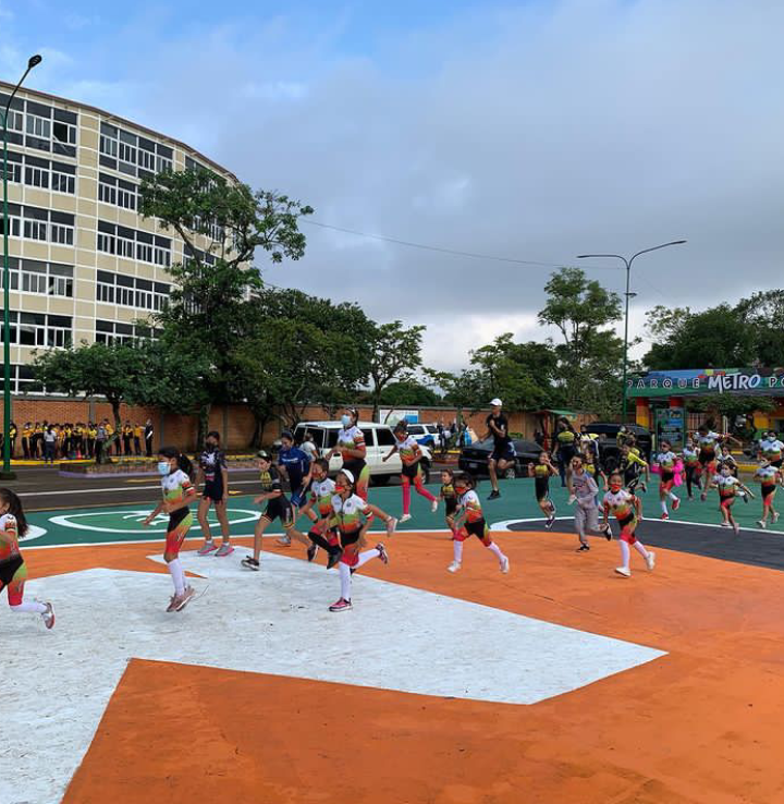 con_tiza's tweet photo. #ParqueMetropolitano

   San Cristóbal cuenta de nuevo con su espacio de recreación y entretenimiento favorito. Para caminar, trotar, patinar, así como, usar máquinas de ejercicio, canchas,  entre otras actividades  Un parque limpio y seguro!

#BernalGobernador
@Silfredo_SC https://t.co/uPn4zSltSf