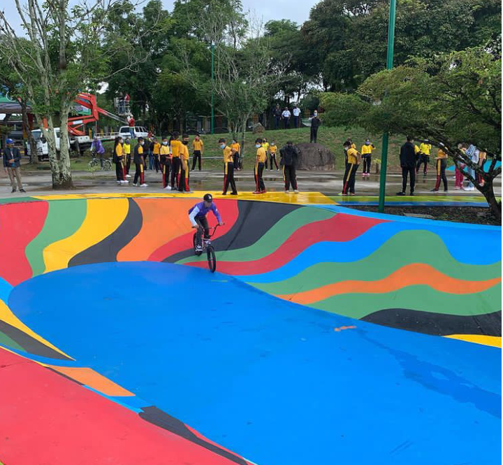 con_tiza's tweet photo. #ParqueMetropolitano

   San Cristóbal cuenta de nuevo con su espacio de recreación y entretenimiento favorito. Para caminar, trotar, patinar, así como, usar máquinas de ejercicio, canchas,  entre otras actividades  Un parque limpio y seguro!

#BernalGobernador
@Silfredo_SC https://t.co/uPn4zSltSf