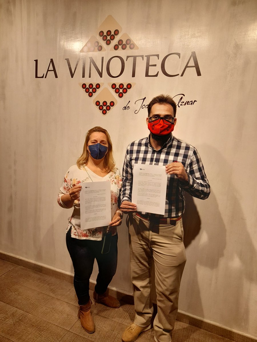 ACEMEMelilla's tweet photo. Hoy martes os traemos buenas noticias, acabamos de sumar un nuevo restaurante al equipo ACEME, en este caso, ha sido la "Vinoteca de Joaquín Aznar" tras recibir la formación esta misma tarde, y firmar el convenio de colaboración con ACEME, GRACIAS. https://t.co/HxggDEzUMb