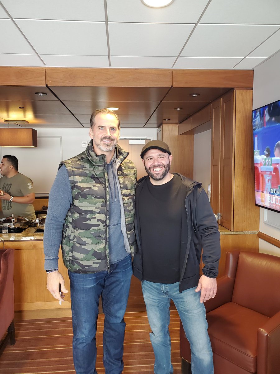 DanClor's tweet photo. With Shaun O'Hara.

3 Time Pro Bowler, Super Bowl winner with the NY Giants and NFL analyst. It was very cool of him to stop in and say hello to the Vets and our Sponsors/Supporters. https://t.co/exO8UsiQLC