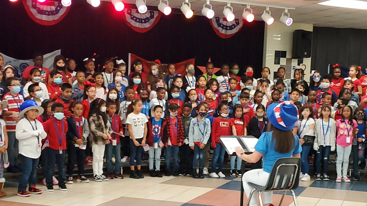 Muchas gracias a la Sra. Ciocan, maestra de música en <a href="/HolbrookCFISD/">Holbrook Elementary</a> por el homenaje al Día de los Veteranos. ¡El coro estuvo fabuloso! #EspírituCFISD #CFISDspirit #CFISDvets