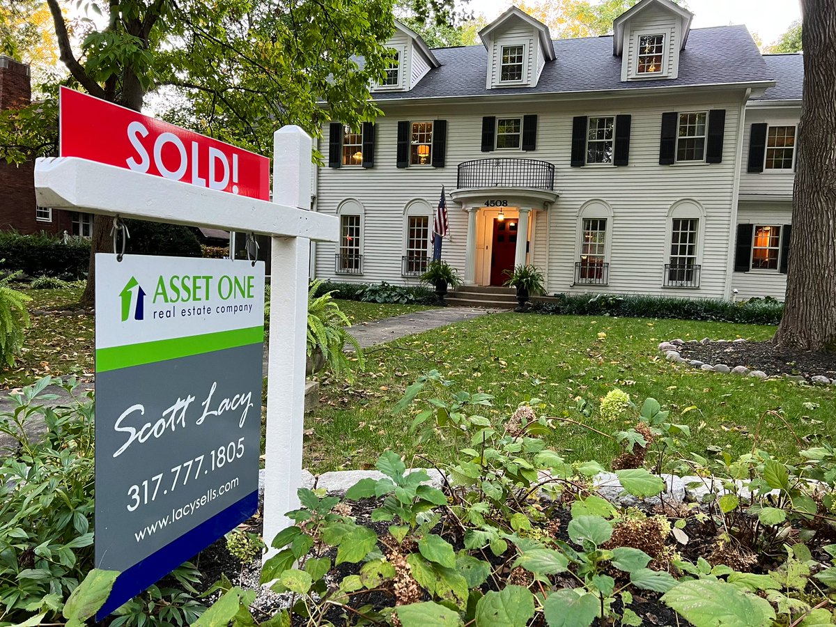 StevieAndLane's tweet photo. So this is happening…chaos and stress. But we are also really excited. #Moving #OurHouseSold #MovingToFlorida #OliverJohnsonsWoods #MeridianKessler #Indy https://t.co/qAkOwscoIO