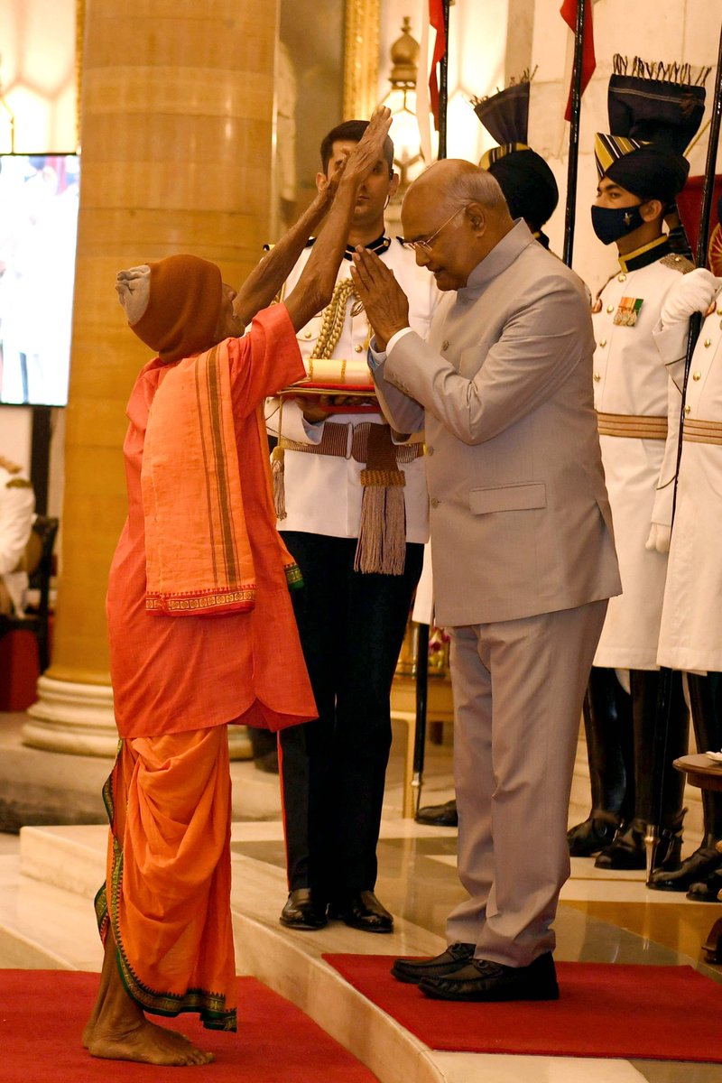 _dinesh45's tweet image. This is India...🇮🇳🚩
where the awardee does not kneel for a knighthood but instead blesses the Head of State.

धर्म की जय हो! अधर्म का नाश हो! प्राणियों में सद्भावना हो, विश्व का कल्याण हो!

@rashtrapatibhvn