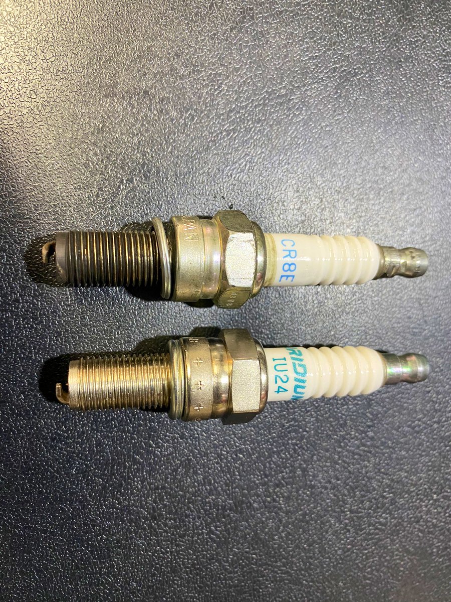 cooper_008's tweet image. なんかアイドリングと吹き上がりに違和感がありプラグを見ようとキャップを外そうと触ると抜けかけ…💧ターミナルがネジから抜けてた😅
急いで買いに行き交換
コードと同じNGKにしたかったけどターミナル付きのデンソーイリジウムに😀
ベストじゃなかったので燃費も伸びず　#パワーケーブル　＃プラグ