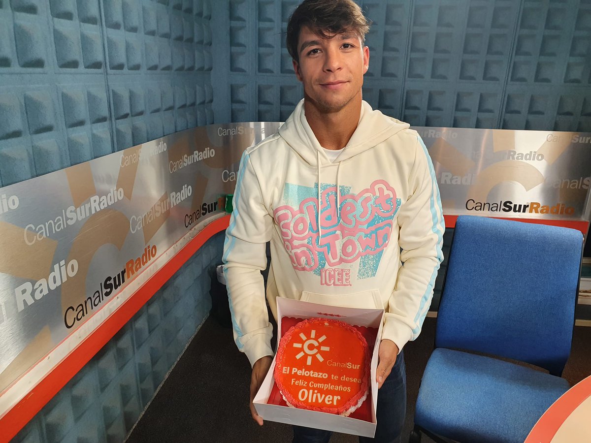 🍰 ¡La tarta que nuestro oyente, Álvaro Díaz, ha preparado para nuestro invitado <a href="/olitorres10/">Óliver Torres Muñoz</a> por su cumpleaños!

Escucha #ÓliverTorresPelotazo 📻▶️ canalsur.es/radio_directo-…