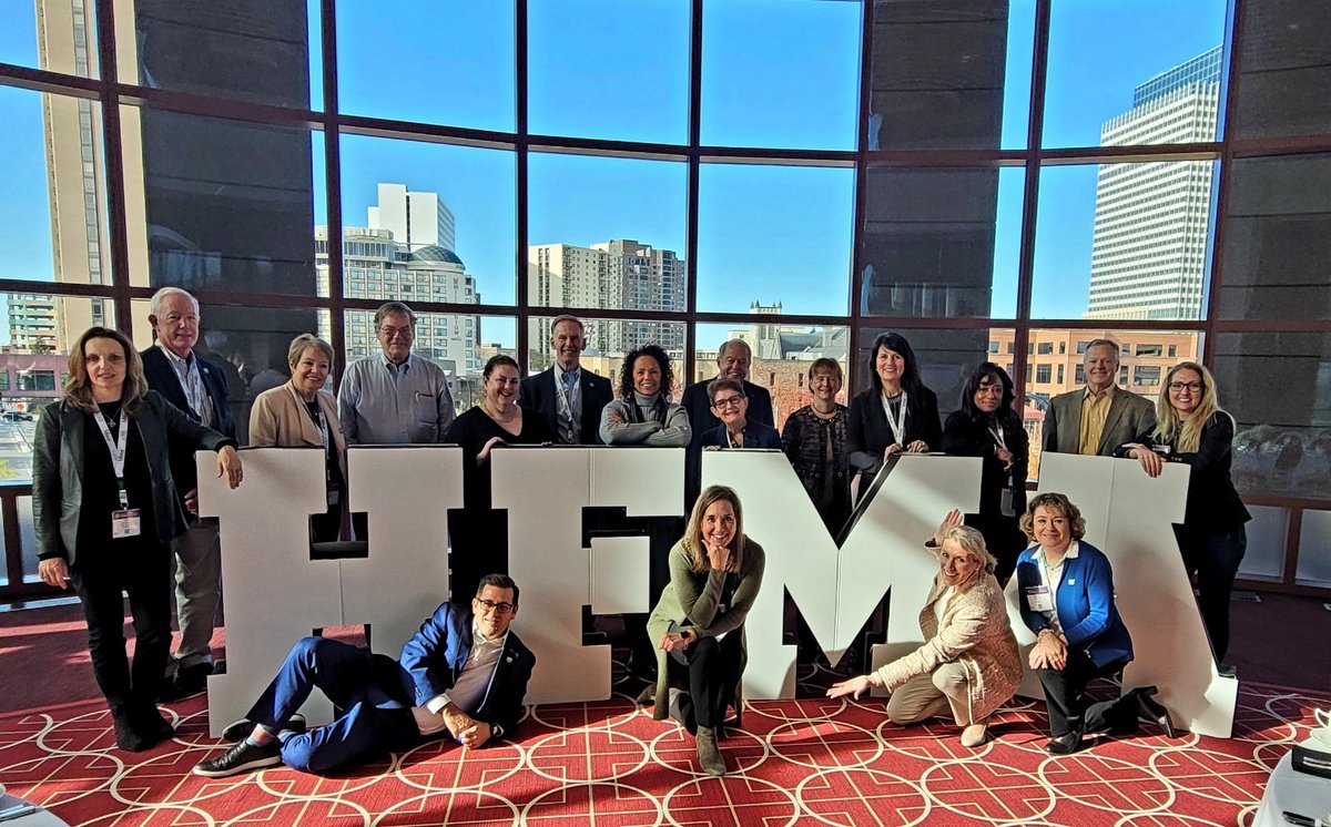 carol_friesen1's tweet photo. More of the HFMA family…so fabulous to catch up with all of you!  I’ve loved every minute of your stories.  We have wrote our share of history since we were together.  #leadershipmatters #thehfmafamily https://t.co/EaTH8nfj4J