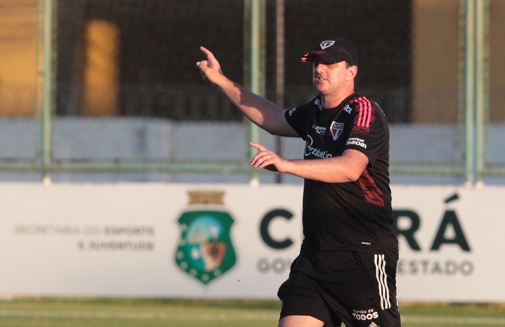 Ceni acerta os últimos os detalhes antes do duelo diante do Fortaleza. Foto: Rubens Chiri / saopaulofc