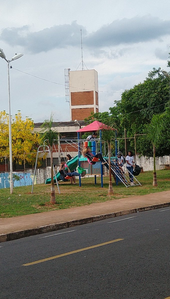 merryjedi's tweet photo. botaram um parquinho la na escola e eh isso sou a pessoa mais feliz do mundo dps disso https://t.co/2M6O4NDIh9