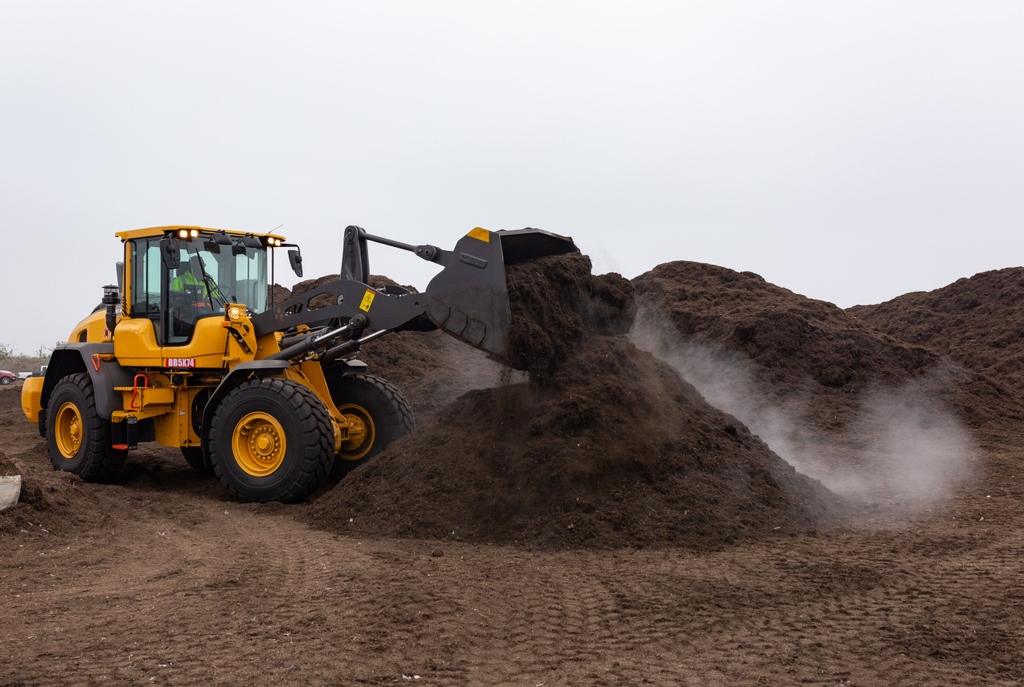 Agromin's tweet photo. Over 400 people visited Agromin on Ventura County Farm Day--the most ever. VC Farm Day began 9 years ago and we're proud to say that Agromin has participated in each one.
#vcfarmday21 #compost #mulch #agromin #healtheplanet #thinkorganic #carbonback https://t.co/yfO0x06x6t