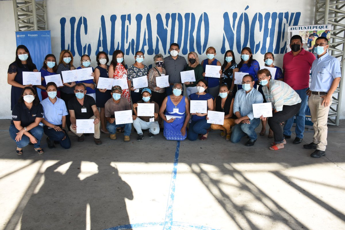 Alejandr0Nochez's tweet photo. Esta tarde he hecho la entrega de los diplomas de participación de la primera jornada de los talleres de Devolución y Retroalimentación para Lideres Locales por los representantes del proyecto @ESComoVamos , agradecemos a todos los participantes.

#Ayutuxtepeque https://t.co/c0a3J8C2nA