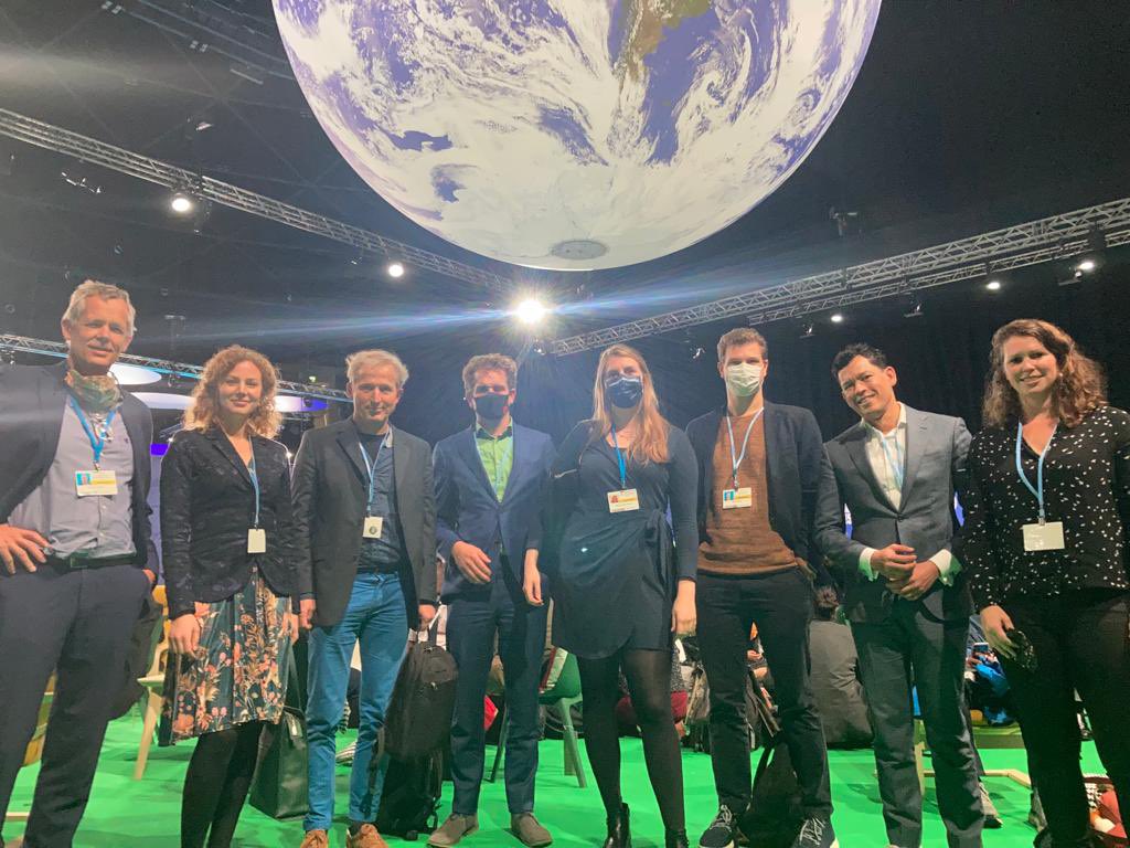 ActionAid_NL's tweet photo. Fijn om ook onze Tweede Kamerleden in Glasgow te zien. Goed gesprek gehad over de voortgang van #COP26 en de noodzaak voor Nederland om veel ambitieuzer te zijn in het nieuwe regeerakkoord.
Ook gesproken over: toegankelijkheid, net zero, en klimaatfinanciering. https://t.co/zA3BiZvhFo