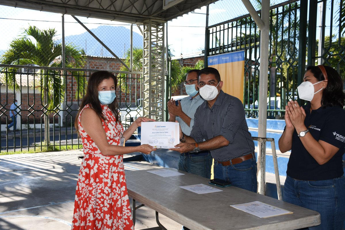 Alejandr0Nochez's tweet photo. Esta tarde he hecho la entrega de los diplomas de participación de la primera jornada de los talleres de Devolución y Retroalimentación para Lideres Locales por los representantes del proyecto @ESComoVamos , agradecemos a todos los participantes.

#Ayutuxtepeque https://t.co/c0a3J8C2nA