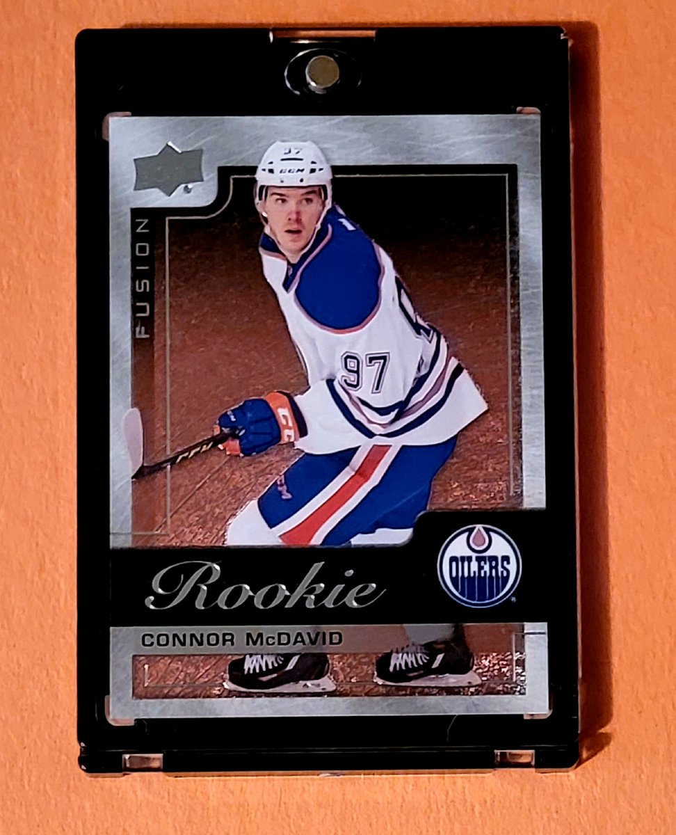 Giveaway 70. Yup. Another Connor McDavid. Center. #LetsGoOilers 

1 winner will get his 2015 UD Fusion RC in this nifty one touch.

Follow if you are not, retweet and like for a shot.  Winner announced Thursday 11/11 by 8pm EST. Good luck 👍