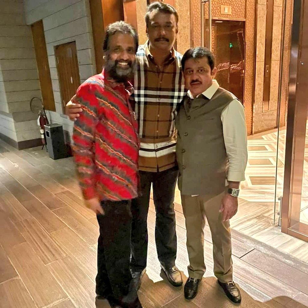 AICSDF's tweet photo. #Exclusive_Pics of #Bossu 😍💛
#DBoss in #PCMohan Sir Daughter Sangeetha Ceremony at Shangri-la Hotel in Bengaluru
#Darshan #Kranti #KrantiBegins
@dasadarshan @PCMohanMP @BZZameerAhmedK @sumalathaA https://t.co/nOZlrSS4su