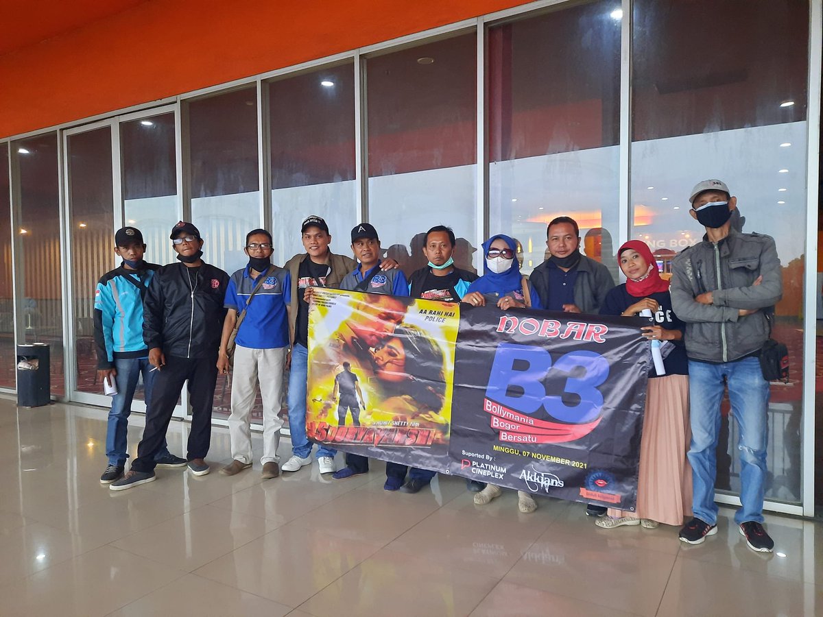 bollyfirst_idn's tweet photo. Late post, Day 1 for #Sooryavanshi release..
This is Indonesia for cinema comeback !
And only for Akki-Kat comeback surely and #TipTip💃😜
There are more, but twitter limits 4 pictures 
#AkshayKumar #KatrinaKaif @akshaykumar #rohitshetty @RelianceEnt @DharmaMovies @CapeOfGoodFilm https://t.co/sj09sN0m46