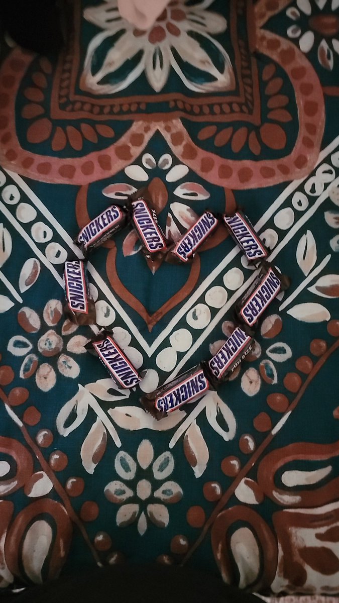 Leesa_Alexandra's tweet photo. Ladies, Gentlemen and They's, Get you a man that leaves you chocolate in the shape of a heart on your bed and kisses your whole face before going home to sleep ❤

And remember that if he wanted to, he would. Do not settle and know your worth. https://t.co/XjLqF6MwvG