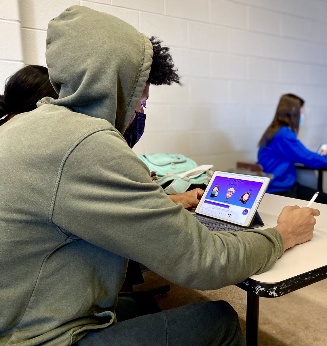 cooleyam's tweet photo. Student groups teach content via #Keynote while peers document their learning with interactive #Pages workbooks in Prof Cody Sanders’ (@csandersPHD) Applied Assessment in Kinesiology course #engagement #interaction #innovate2eleVAte #AppleEDUchat #iPad https://t.co/ZThjntucV4