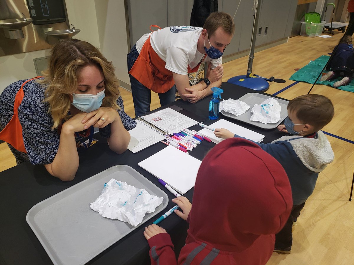 Principal_LSES's tweet photo. Fleet Family Science Night with @ChildSci what a great way for our @APS_FleetES Falcons to enjoy and explore the wonders of science. @APSVirginia @APSscience @APSVaSchoolBd @SuptDuran @APSFleetPTA #FleetES #FleetNation #FalconNation https://t.co/4DjHYe3PqD