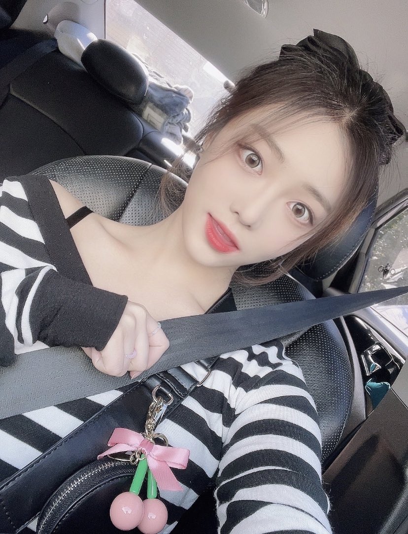 haneulzones's tweet photo. pretty girl 🍒 https://t.co/92SOG1uuYO