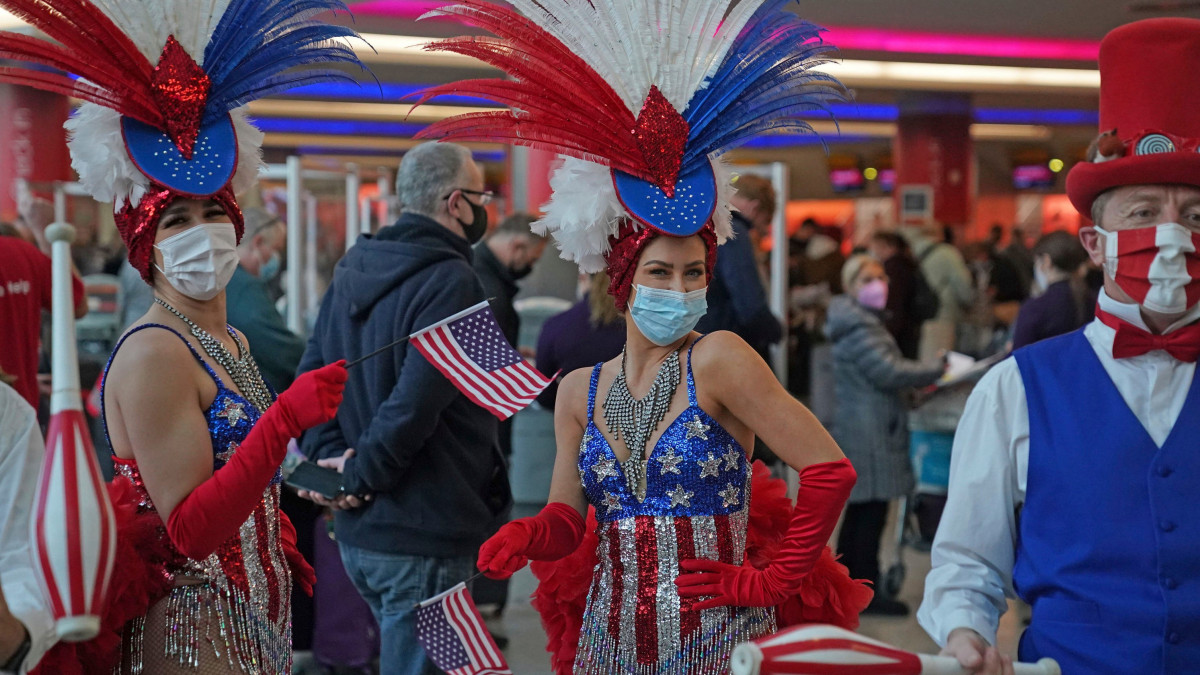 UBIEEtweets's tweet photo. A rush of international travelers is headed toward the United States border today as the COVID-19 travel ban ended and people from dozens of countries beg https://t.co/yGBWdDy1P4 https://t.co/F5agFZtJ5r