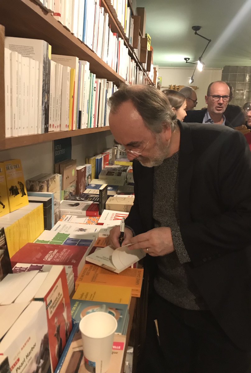 GallCorty's tweet photo. Mise en lumière « Chanteurs,Poètes » #Fidelio @EditionsPlon avec une rencontre ce soir de 4 des auteurs lors d’une séance de dédicaces @Limpromptu_lib . @cortybruno ,à  travers ses rencontres avec Patti Smith, nous dresse un portrait intimiste de l’artiste… A découvrir ! https://t.co/5o7iMU10js