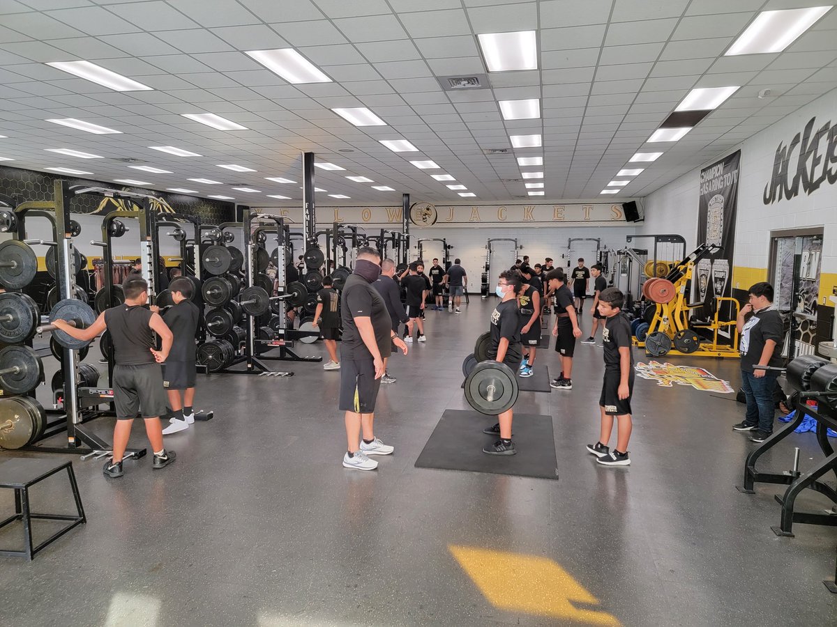 EEJacketPride's tweet photo. Today was a Good Day for Jacket Nation!!!

Teaching our Stingers what it takes to become YellowJackets!
@vcardenas32 #eejacketpride #eejacketfootball #StingersBecomeYellowJackets https://t.co/Ye6oeRk2C7