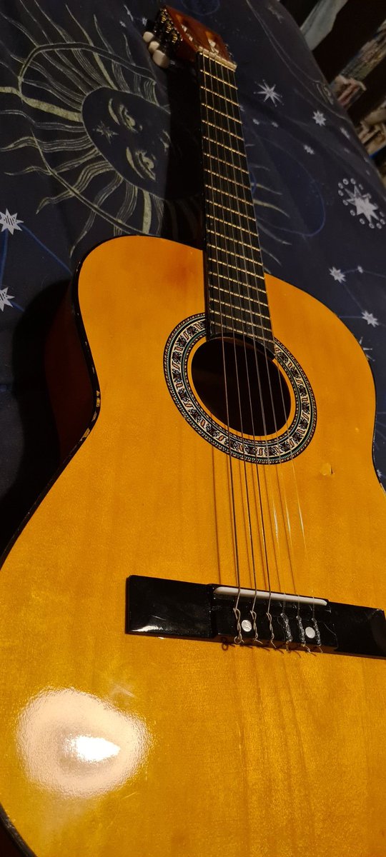 clothmuma's tweet image. Yes she&apos;s a bit busted up and she&apos;s pretty old but she works!  Actually taking time to learn something that isn&apos;t centered around nursing and actually has nothing to do with my future career. 
#nevertolatetolearn #acoustics #guitar #beginer #learningsomethingnew #doingitforme