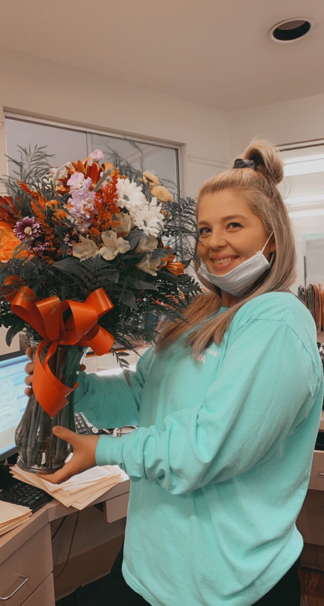 OhSnap_Abby's tweet photo. I got flowers today at work and it really is the thought that counts and can make a day. 😇 https://t.co/Jg4b7MKZgz
