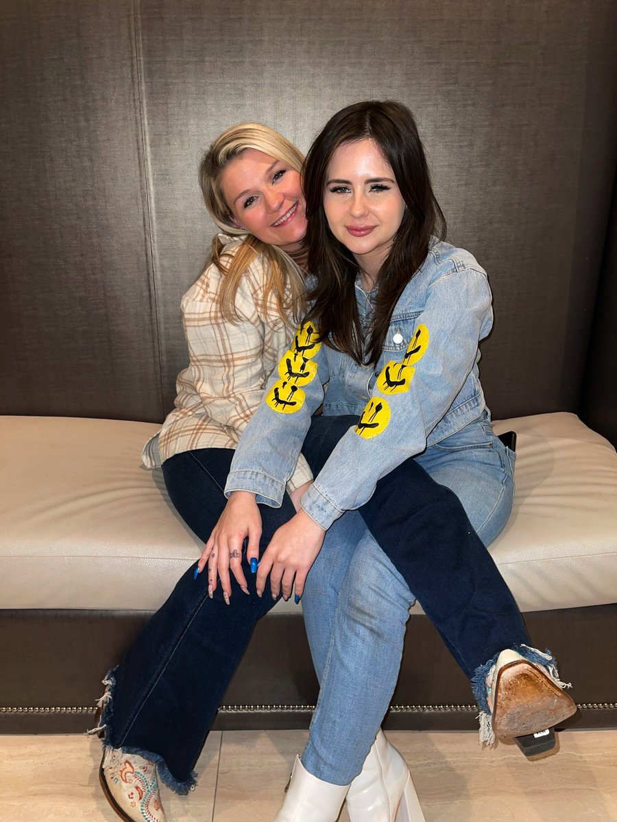 Autumn_Morgan12's tweet photo. My BEST friend came to NASHVILLE!!!!!! 💕 @Juuliasworld https://t.co/3ItvVgJeES