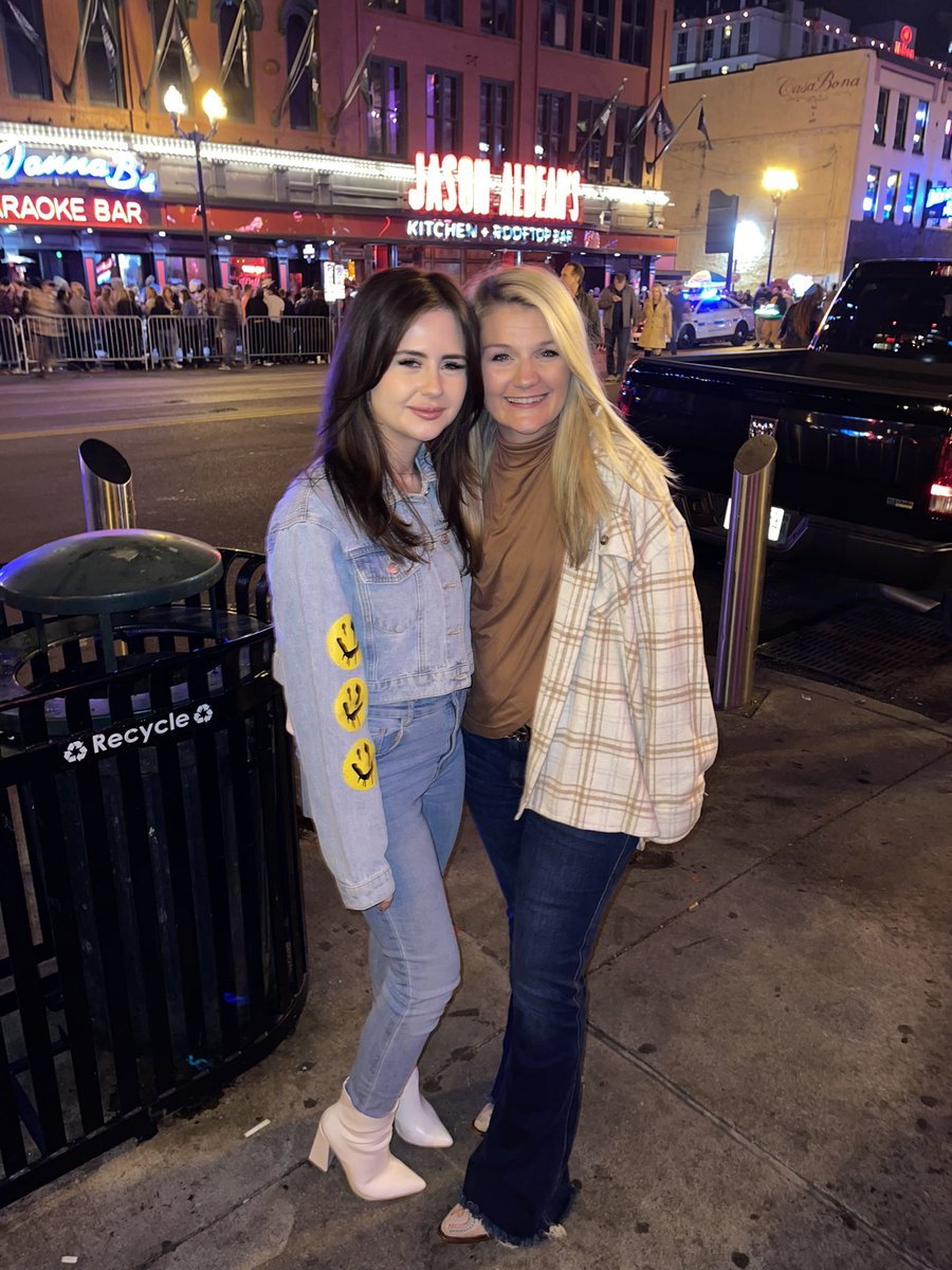 Autumn_Morgan12's tweet photo. My BEST friend came to NASHVILLE!!!!!! 💕 @Juuliasworld https://t.co/3ItvVgJeES