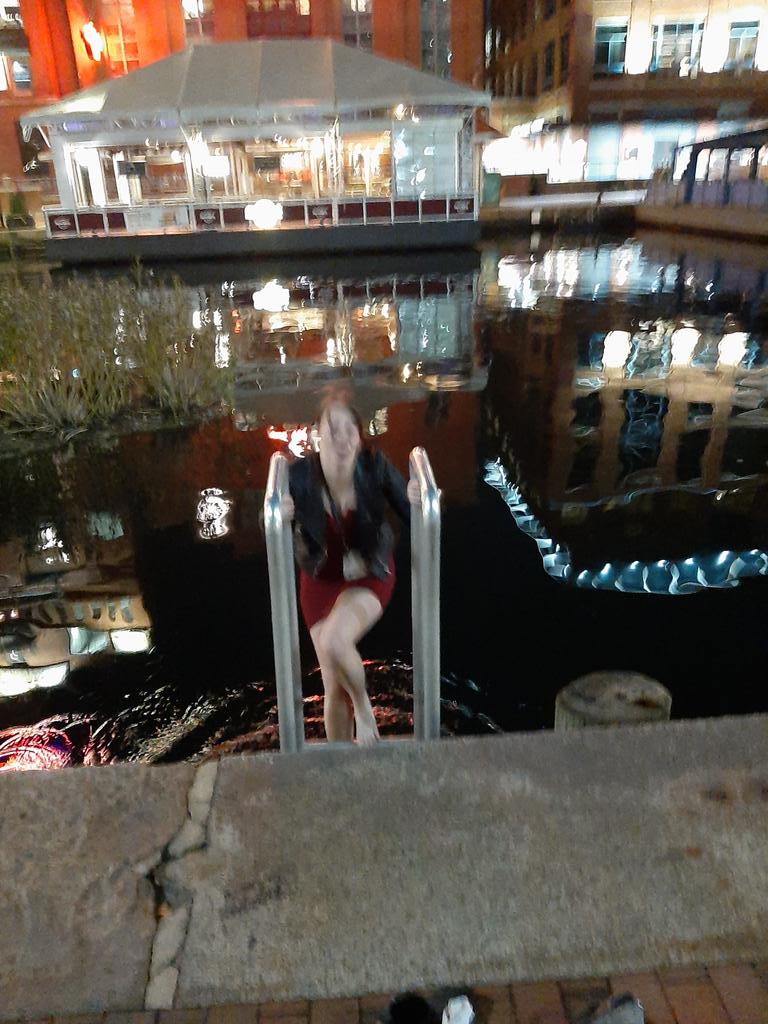 daniellequinn88's tweet photo. Success! Found a ladder so @ScienceShayna could dip her toes into sea water for the first time! #AFS151 #Splash #PrairieLife https://t.co/yxtYF0QGru