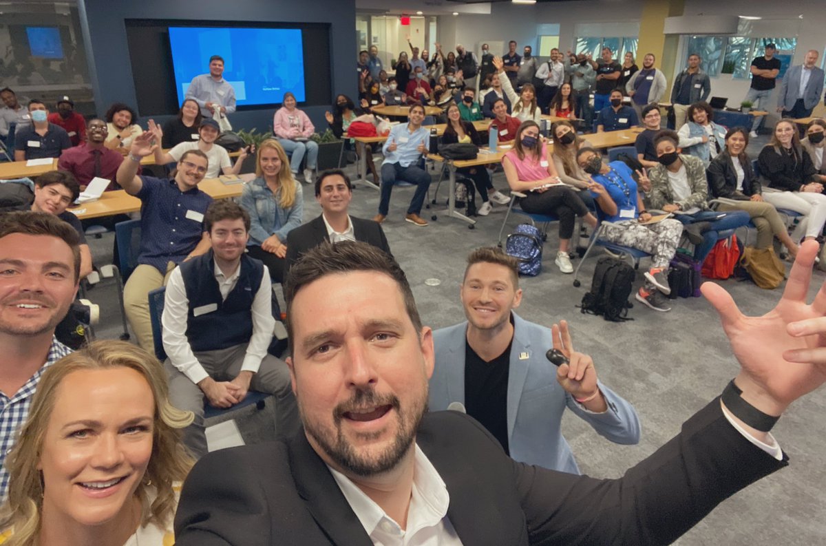 Sarasti's tweet photo. No shortage of homegrown Miami talent in sight. Felt amazing to return to @fiuhonors! @matthewrmottola & @Shrimp_Society_ matching miami students w/startups for paid, outcome-based internships. @FrancisSuarez @VentureMiami (Pulled the crowd into a @saif305-style selfie) https://t.co/OCUtDtajkB