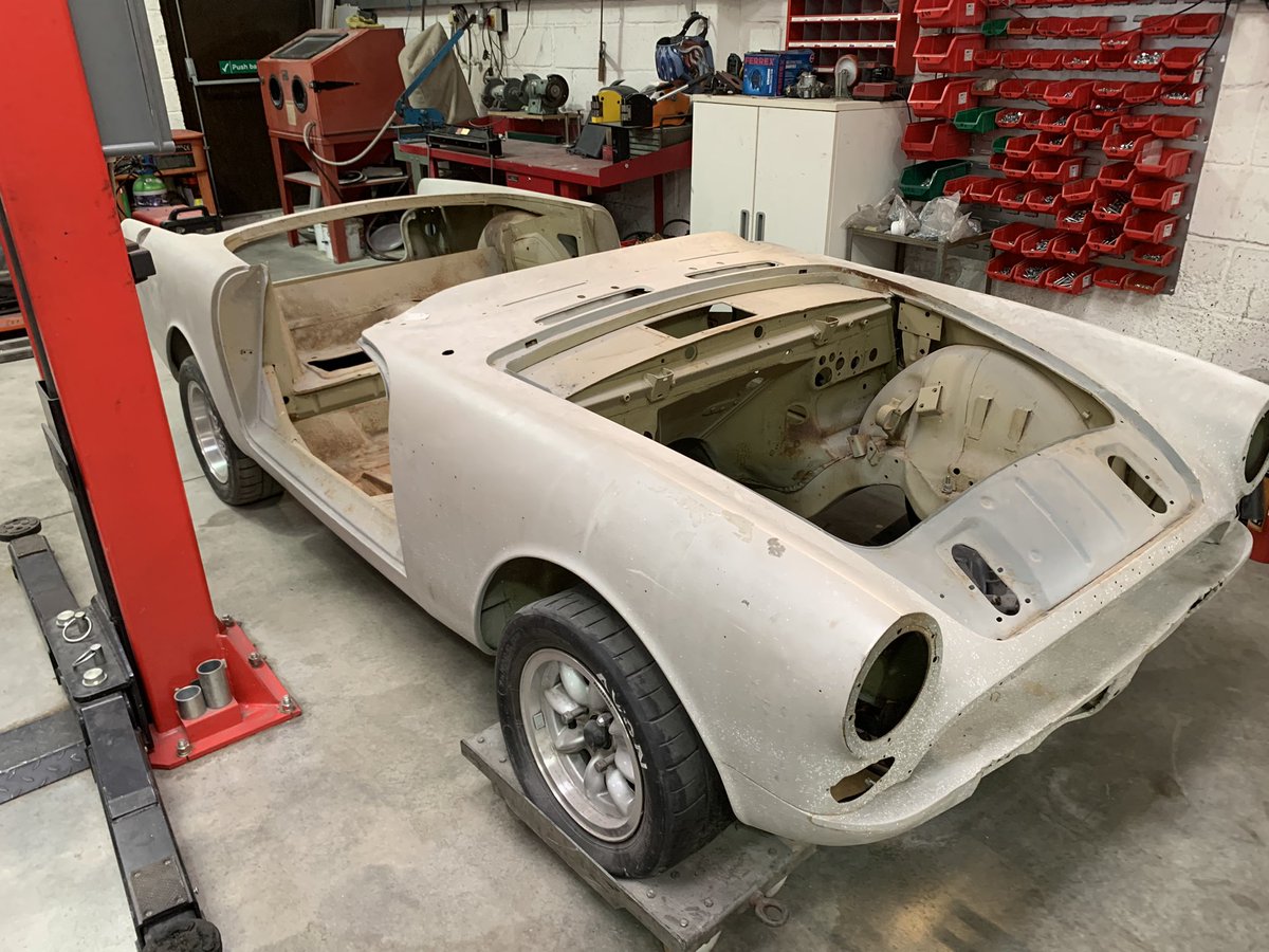 Iconic_Rides's tweet photo. #CarrollShelby owned this car. #IconicRides is watching its restoration. https://t.co/wa3YukuVwJ #classiccars https://t.co/HPhPEL1zkX