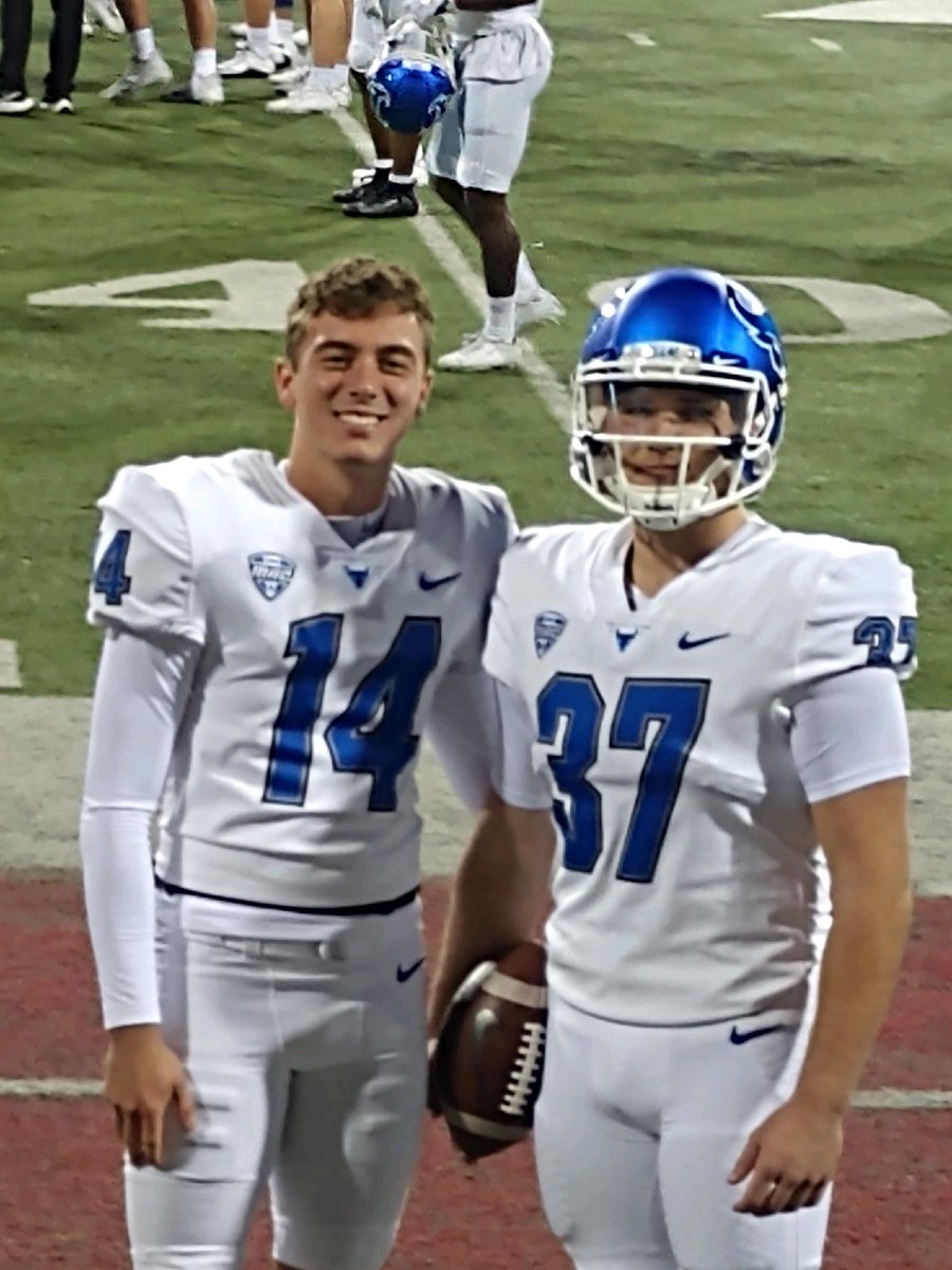 Sta13FF's tweet photo. #Specialists Let's Go Bulls!!! #UBhornsUP🤘#BeatRedHawks https://t.co/LFIxP3nPa7