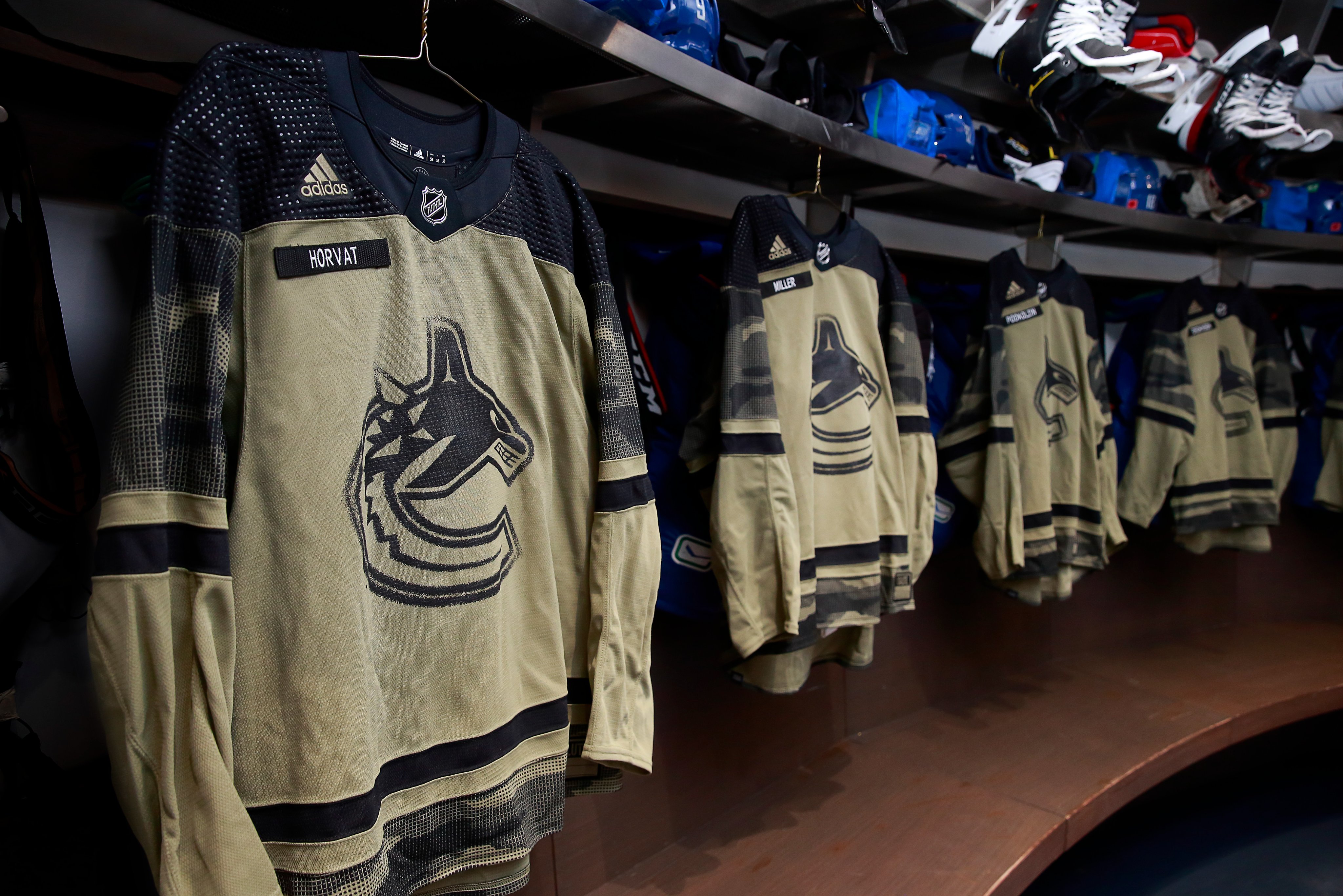 Twitter 上的Vancouver Canucks：#Canucks players sporting purple jerseys  during warmup. #HockeyFightsCancer  / Twitter