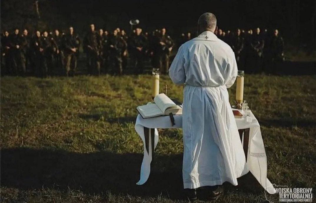 HaveWeAllGoneM1's tweet photo. @cheryl1492 Polish troops gather in prayer as they prepare to defend the border against a Middle Eastern migrant caravan
Tense situation
#StandWithPoland 🙏🏼 #DefendBorders https://t.co/BsWXxABnS7
