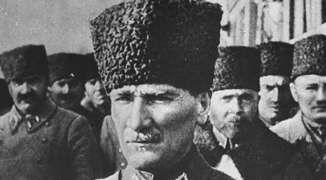 Sarı saçlım mavi gözlüm, 
nerde nerde nerdesin dost...
1881-1938 gururla saygıyla özlemle anıyoruz...
#Atatürk  #10Kasım